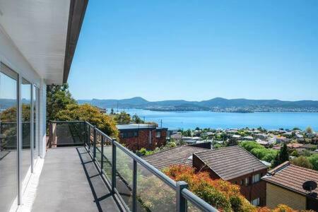 House On The Hill With A View-Sleeps 12 Villa Hobart Bagian luar foto