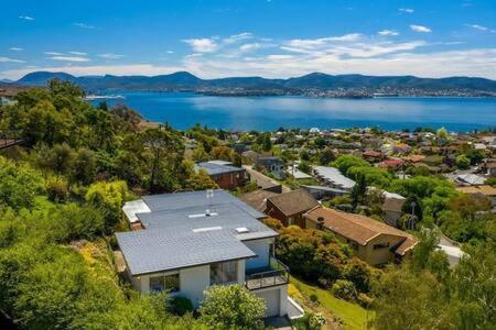 House On The Hill With A View-Sleeps 12 Villa Hobart Bagian luar foto