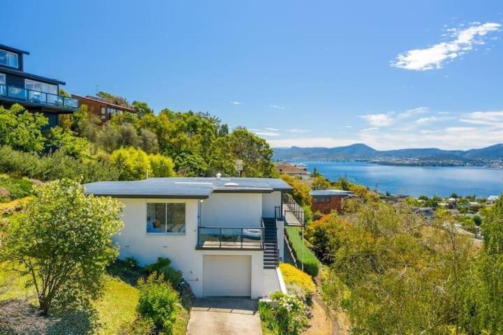 House On The Hill With A View-Sleeps 12 Villa Hobart Bagian luar foto